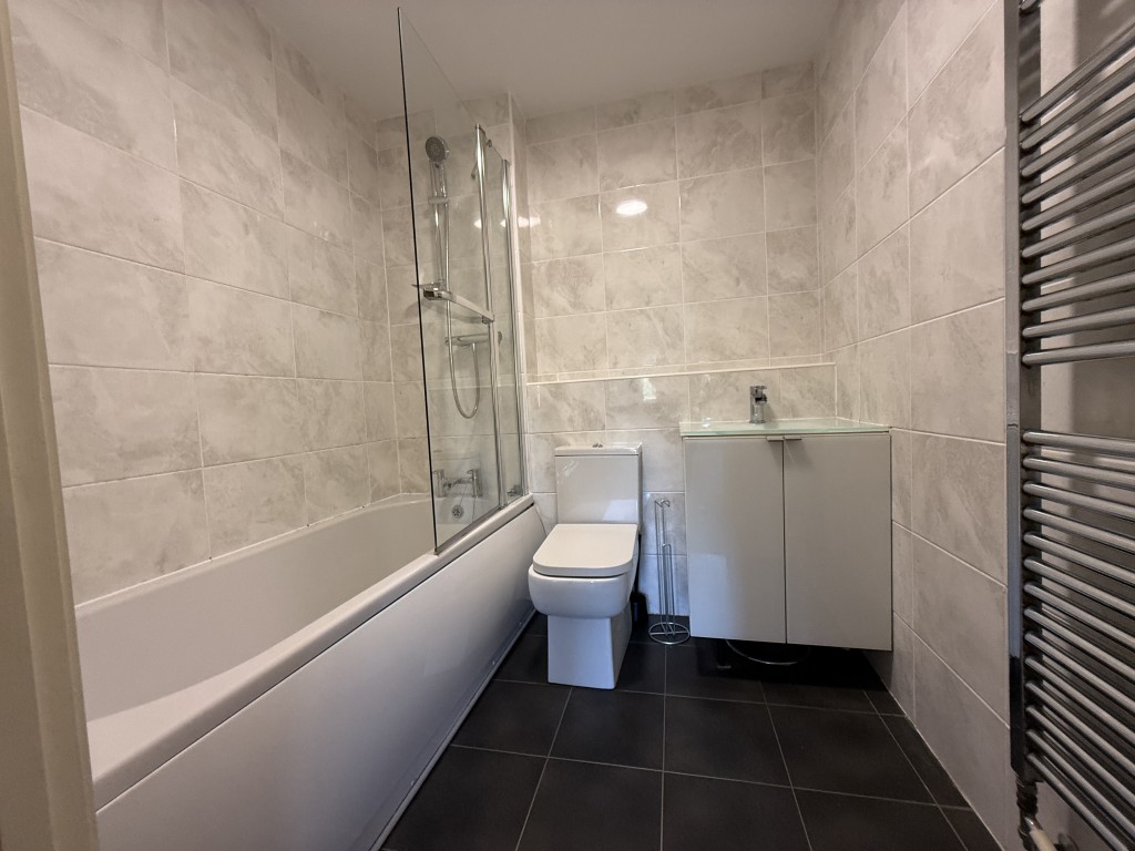 Lot: 187 - GROUND FLOOR APARTMENT IN GATED COMPLEX - Bathroom
